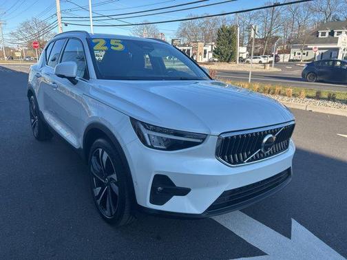 2025 Volvo XC40 B5 Plus Bright Theme