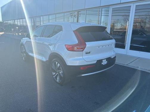 2025 Volvo XC40 B5 Plus Bright Theme