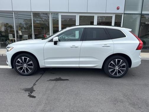 2022 Volvo XC60 Momentum
