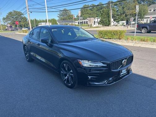 2024 Volvo S60 B5 Plus Dark Theme