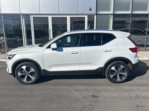 2025 Volvo XC40 B5 Plus Bright Theme