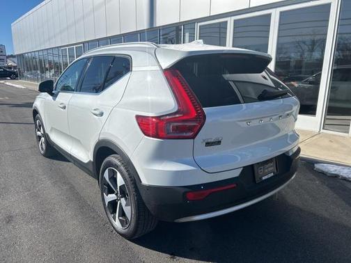 2025 Volvo XC40 B5 Plus Bright Theme
