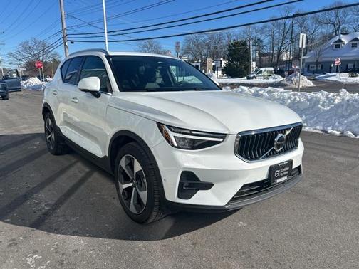 2025 Volvo XC40 B5 Plus Bright Theme