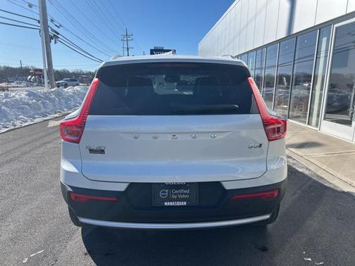 2025 Volvo XC40 B5 Plus Bright Theme