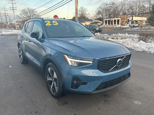 2025 Volvo XC40 B5 Plus Dark Theme