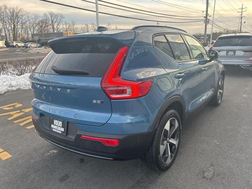 2025 Volvo XC40 B5 Plus Dark Theme