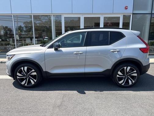 2025 Volvo XC40 B5 Plus Dark Theme
