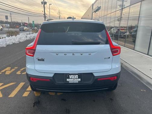 2025 Volvo XC40 B5 Plus Dark Theme