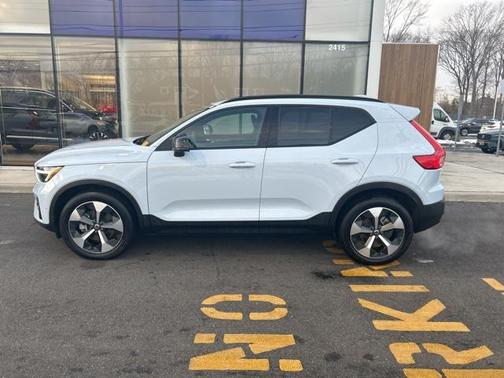 2025 Volvo XC40 B5 Plus Dark Theme