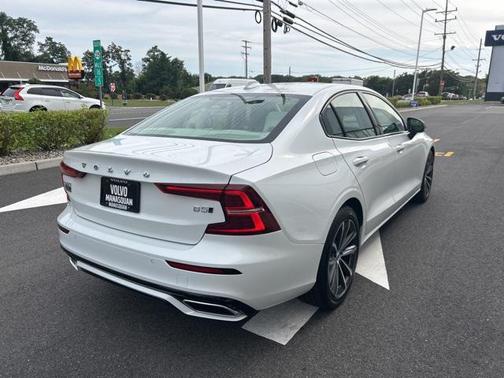 2022 Volvo S60 T5 Momentum