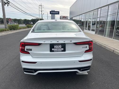 2022 Volvo S60 T5 Momentum