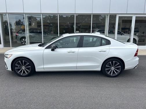 2022 Volvo S60 T5 Momentum