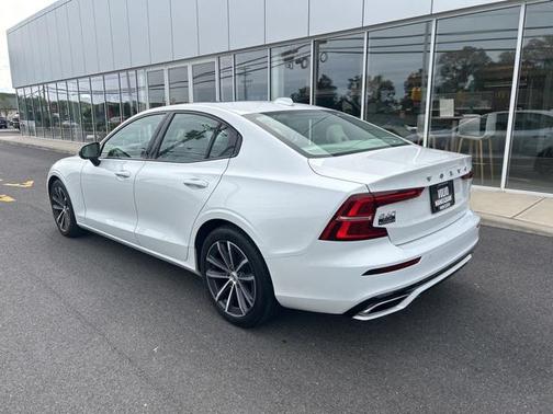 2022 Volvo S60 T5 Momentum