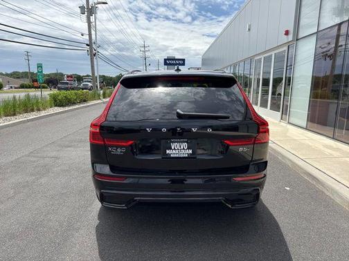 Onyx Black Metallic 2025 Volvo XC60 B5 Plus