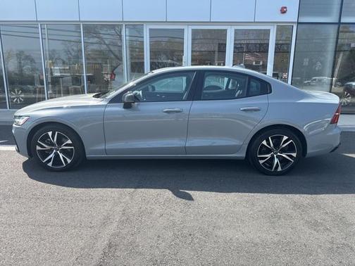 2024 Volvo S60 B5 Core Dark Theme