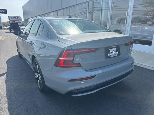 2024 Volvo S60 B5 Core Dark Theme