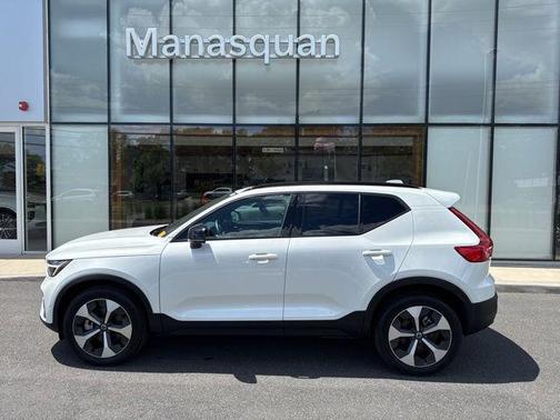 Crystal White Pearl 2025 Volvo XC40 B5 Plus Dark Theme