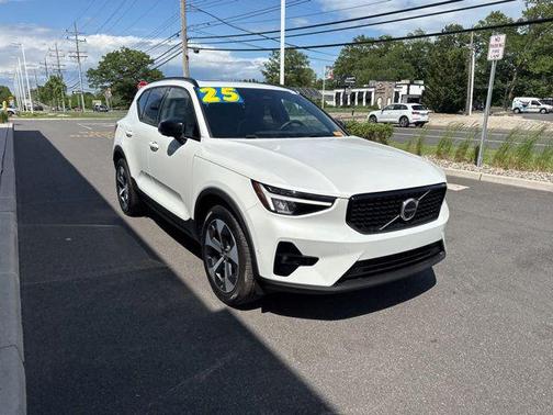 Crystal White Pearl 2025 Volvo XC40 B5 Plus Dark Theme