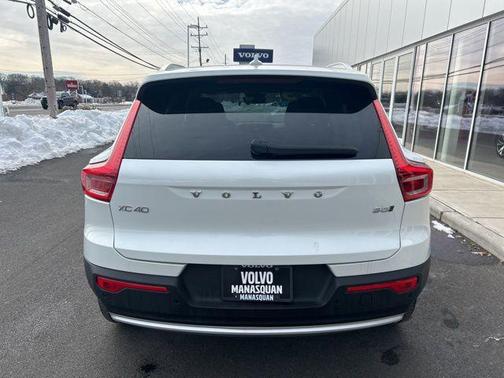 2025 Volvo XC40 B5 Plus Bright Theme