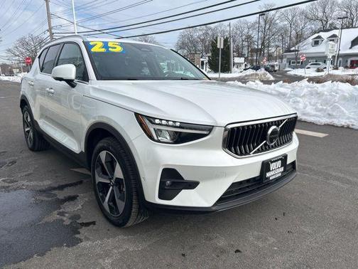 2025 Volvo XC40 B5 Plus Bright Theme