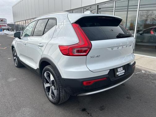 2025 Volvo XC40 B5 Plus Bright Theme