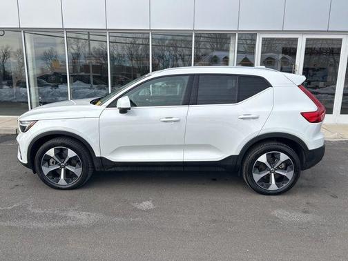 2025 Volvo XC40 B5 Plus Bright Theme