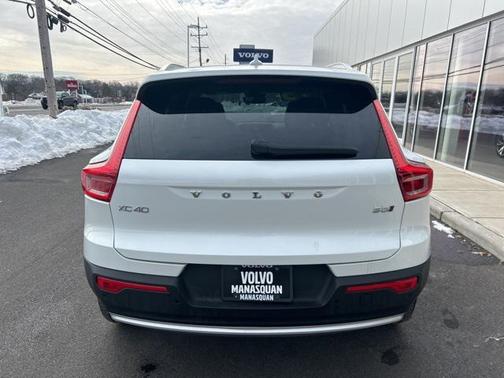 2025 Volvo XC40 B5 Plus Bright Theme