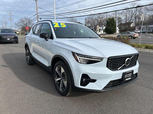 2025 Volvo XC40 B5 Plus Dark Theme