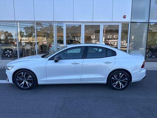 2024 Volvo S60 B5 Core Dark Theme