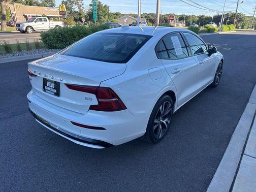 2024 Volvo S60 B5 Core Dark Theme