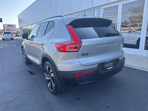 2025 Volvo XC40 B5 Plus Dark Theme