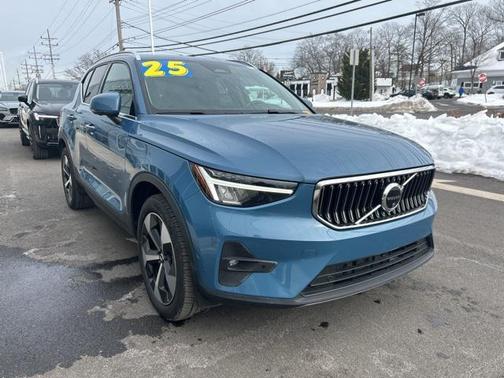 2025 Volvo XC40 B5 Plus Bright Theme