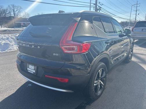 2025 Volvo XC40 B5 Core Bright Theme