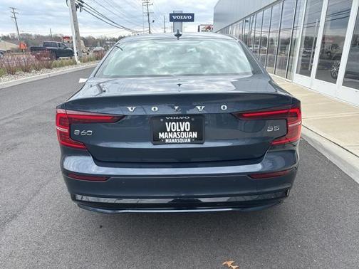 2024 Volvo S60 B5 Plus Dark Theme