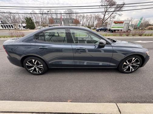 2024 Volvo S60 B5 Plus Dark Theme