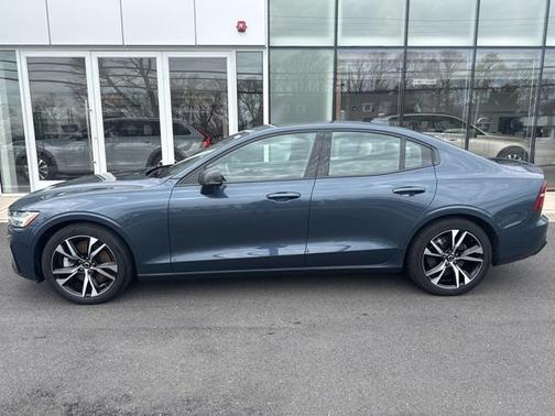 2024 Volvo S60 B5 Plus Dark Theme