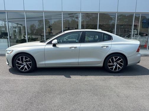 2020 Volvo S60 T5 Momentum
