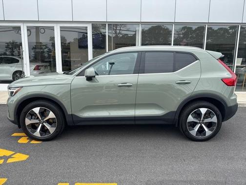 2023 Volvo XC40 B5 Plus Bright Theme
