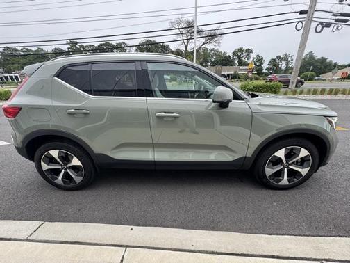 2023 Volvo XC40 B5 Plus Bright Theme