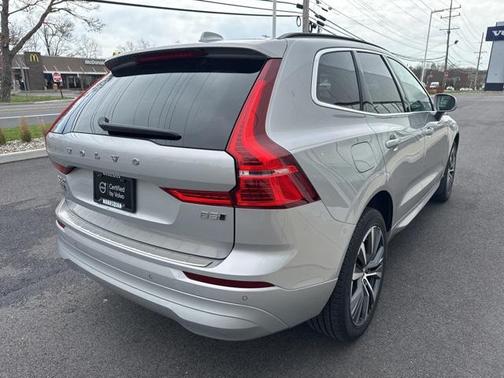 2022 Volvo XC60 B5 Momentum