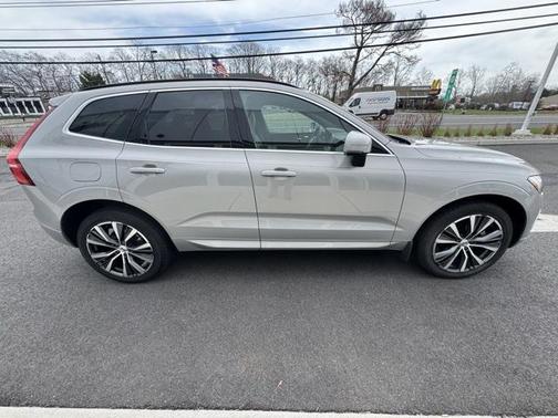 2022 Volvo XC60 B5 Momentum