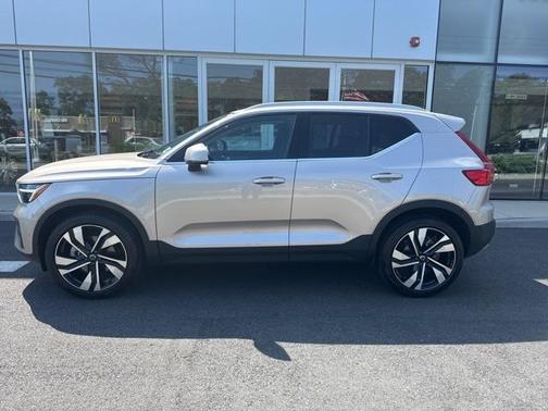 2024 Volvo XC40 B5 Ultimate Bright Theme