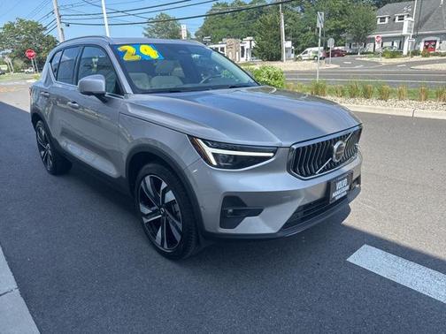 2024 Volvo XC40 B5 Ultimate Bright Theme