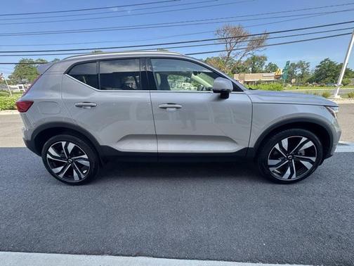 2024 Volvo XC40 B5 Ultimate Bright Theme