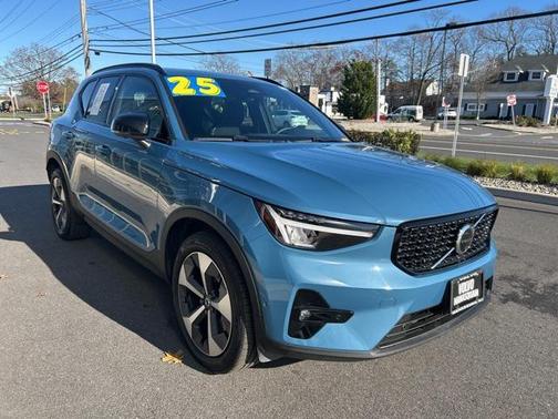 2025 Volvo XC40 B5 Plus Dark Theme