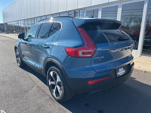 2025 Volvo XC40 B5 Plus Dark Theme