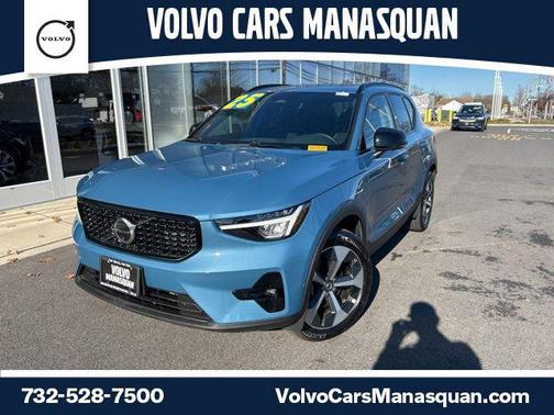 2025 Volvo XC40 B5 Plus Dark Theme