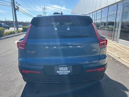 2025 Volvo XC40 B5 Plus Dark Theme