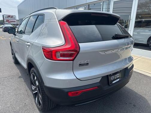 2025 Volvo XC40 B5 Plus Dark Theme