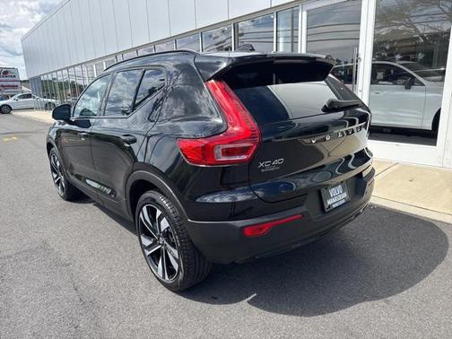 2025 Volvo XC40 B5 Plus Dark Theme
